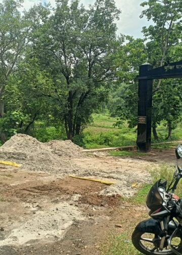 सड़क पर पलट रहे राख लदे ट्रक, रिहंद जलाशय तक पहुंच रहा जहरीला राख।