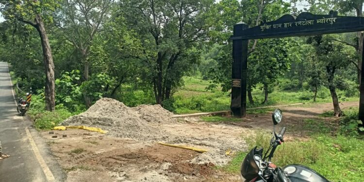 सड़क पर पलट रहे राख लदे ट्रक, रिहंद जलाशय तक पहुंच रहा जहरीला राख।