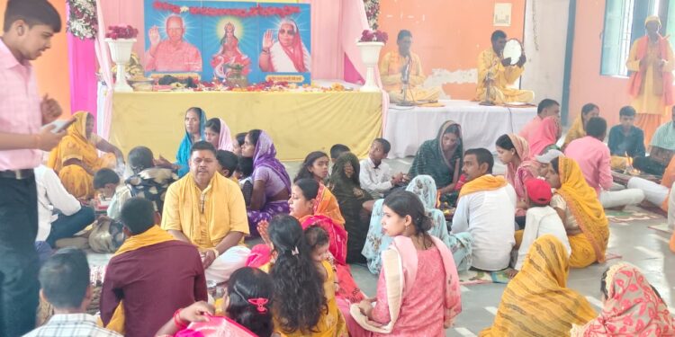 गुरु पूर्णिमा पर विंढमगंज में गायत्री परिवार का भव्य आध्यात्मिक आयोजन।