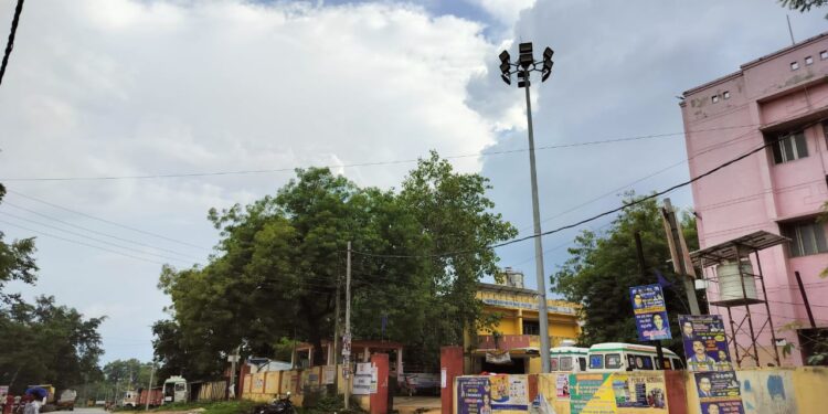 सीएचसी म्योरपुर में शोपीस बने प्रकाश स्तंभ।