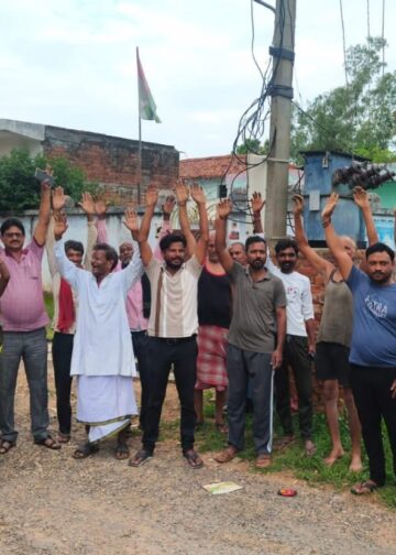 एक माह से बिजली आपूर्ति प्रभावित, ग्रामीणों का प्रदर्शन।