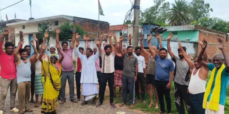 एक माह से बिजली आपूर्ति प्रभावित, ग्रामीणों का प्रदर्शन।