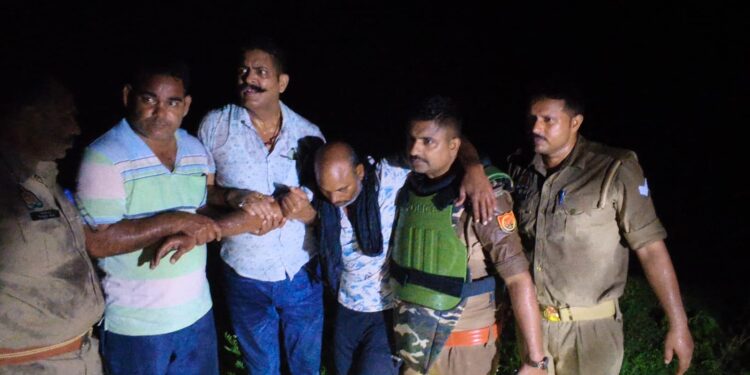 सोनभद्र पुलिस का बड़ा ऑपरेशन: मुठभेड़ में ₹25 हजार का इनामी लुटेरा गिरफ्तार, ₹62.22 लाख के लूटे गए आभूषण बरामद।