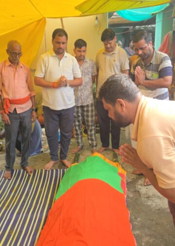 भाजपा बूथ अध्यक्ष रविकांत दूबे को भाजपा ध्वज ओढ़ाकर दी गई अंतिम विदाई।