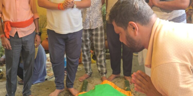 भाजपा बूथ अध्यक्ष रविकांत दूबे को भाजपा ध्वज ओढ़ाकर दी गई अंतिम विदाई।