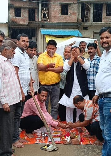 करीब ₹82 लाख की लागत से बनेगी सीसी रोड, चेयरमैन कमलेश मोहन ने किया भूमि पूजन।