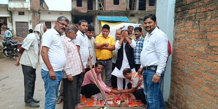 करीब ₹82 लाख की लागत से बनेगी सीसी रोड, चेयरमैन कमलेश मोहन ने किया भूमि पूजन।