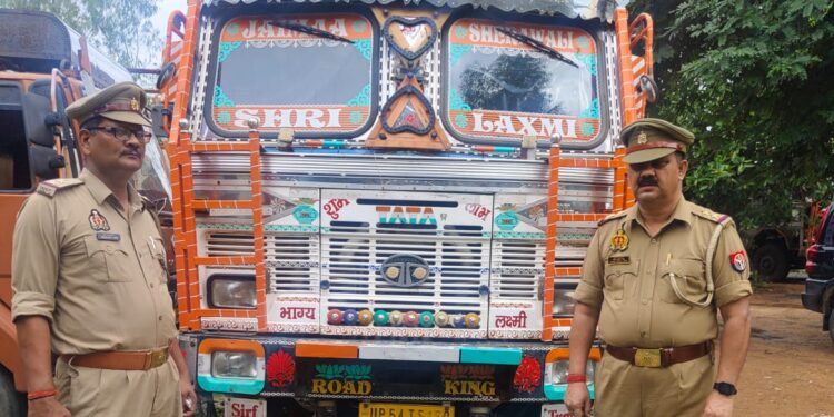 गैंगस्टर एक्ट में बीजपुर पुलिस की बड़ी कार्रवाई: आरोपी का ट्रक कुर्क।