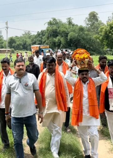 संत शिरोमणि गुरु रविदास जी की जयंती के उपलक्ष में काशी से चलकर आए कलश यात्रा का चोपन मंडल के विभिन्न स्थानों पर हुआ स्वागत ।
