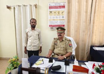 सड़क पर लड़कियों पर फब्तियां कस रहे युवक को पुलिस ने किया गिरफ्तार बाइक भी जब्त।