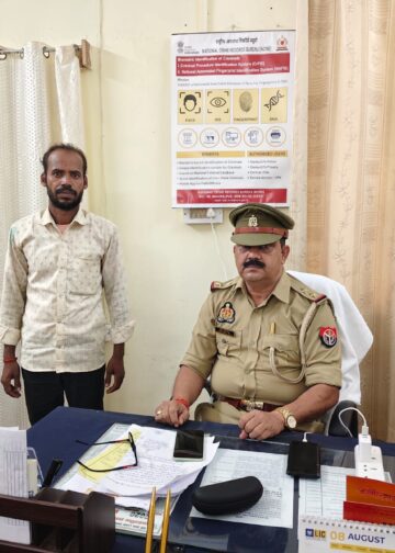 सड़क पर लड़कियों पर फब्तियां कस रहे युवक को पुलिस ने किया गिरफ्तार बाइक भी जब्त।