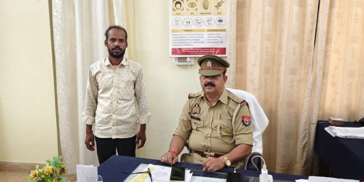 सड़क पर लड़कियों पर फब्तियां कस रहे युवक को पुलिस ने किया गिरफ्तार बाइक भी जब्त।