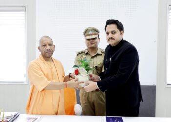 सीएम योगी से जिलाधिकारी चर्चित गौड़ एवं पुलिस अधीक्षक अभिषेक वर्मा ने की भेंट।