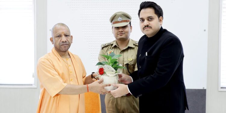 सीएम योगी से जिलाधिकारी चर्चित गौड़ एवं पुलिस अधीक्षक अभिषेक वर्मा ने की भेंट।