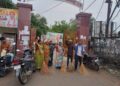 कई माह से वेतन नहीं मिलने पर सफाई कर्मियों ने जताया विरोध।