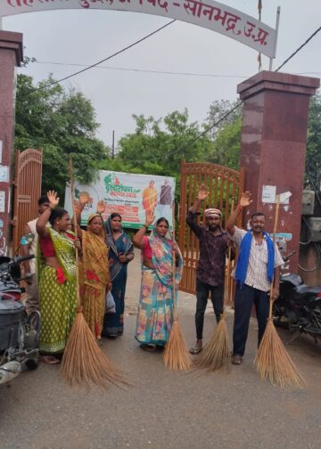 कई माह से वेतन नहीं मिलने पर सफाई कर्मियों ने जताया विरोध।