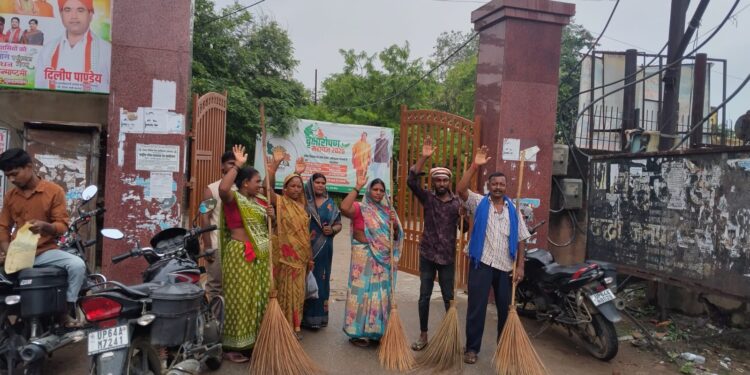 कई माह से वेतन नहीं मिलने पर सफाई कर्मियों ने जताया विरोध।
