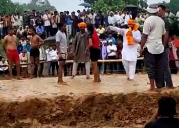 बारिश के बीच हुआ रोमांचक दंगल, महिला पहलवानों ने भी आजमाए दांव-पेच।