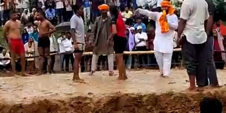 बारिश के बीच हुआ रोमांचक दंगल, महिला पहलवानों ने भी आजमाए दांव-पेच।