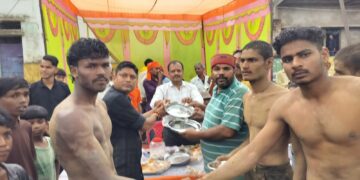 नागपंचमी पर म्योरपुर खेल मैदान में जुटे क्षेत्रीय पहलवान,बारिश के बीच हुई जोरदार कुश्ती।
