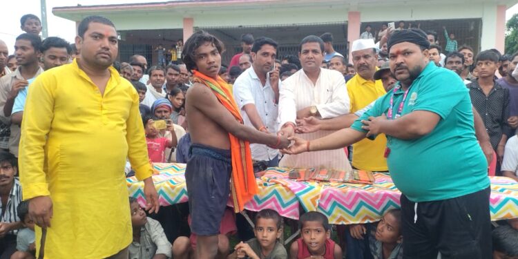 महुली में नाग पंचमी पर सजा भव्य कुश्ती दंगल।