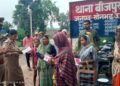 साइबर जागरूकता अभियान के तहत बीजपुर पुलिस ने महिलाओं को किया जागरूक।