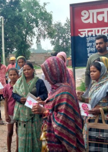 साइबर जागरूकता अभियान के तहत बीजपुर पुलिस ने महिलाओं को किया जागरूक।