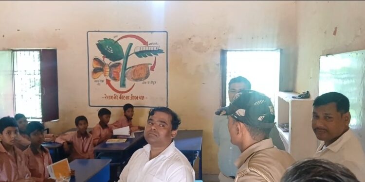 महुली के सरकारी विद्यालय में मजिस्ट्रेट की जांच, शौचालय से स्मार्ट क्लास तक मिलीं खामियां।
