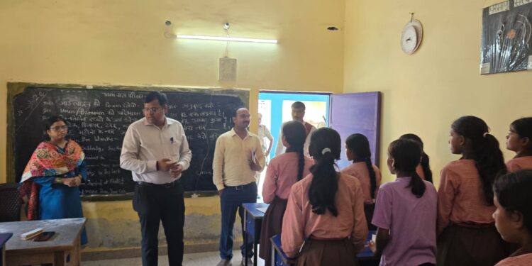 विद्यालयों के औचक निरीक्षण में शिक्षा व्यवस्था एवं साफ-सफाई की जांच, अधिकारियों ने दिए आवश्यक निर्देश।