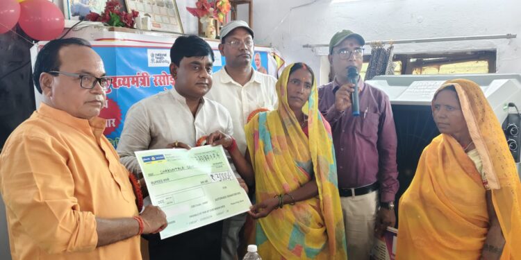 बीआरसी,दुद्धी में आयोजित हुआ “रसोइया सम्मान और कैशलैस चिकित्सा कार्ड वितरण समारोह”, अब इलाज के लिए नहीं होगा भटकना।