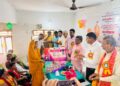 रसोइयों को कैशलेस चिकित्सा कार्ड एवं बढ़े हुए मानदेय के चेक वितरित।