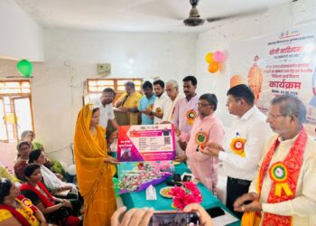 रसोइयों को कैशलेस चिकित्सा कार्ड एवं बढ़े हुए मानदेय के चेक वितरित।