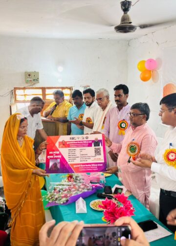 रसोइयों को कैशलेस चिकित्सा कार्ड एवं बढ़े हुए मानदेय के चेक वितरित।