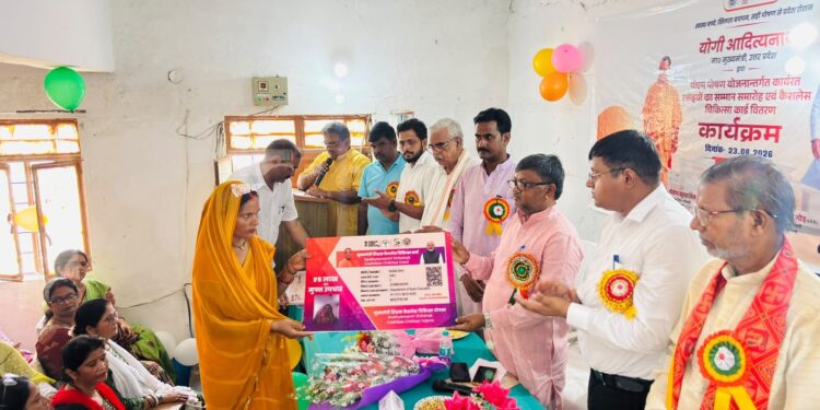 रसोइयों को कैशलेस चिकित्सा कार्ड एवं बढ़े हुए मानदेय के चेक वितरित।