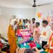 रसोइयों को कैशलेस चिकित्सा कार्ड एवं बढ़े हुए मानदेय के चेक वितरित।