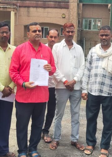 रोजगार सेवको के मांगो को लेकर जिलाधिकारी से  मिले प्रभात सिंह चंदेल।