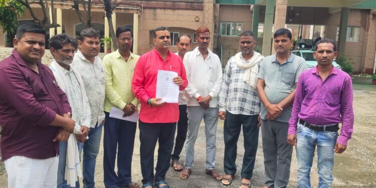 रोजगार सेवको के मांगो को लेकर जिलाधिकारी से  मिले प्रभात सिंह चंदेल।
