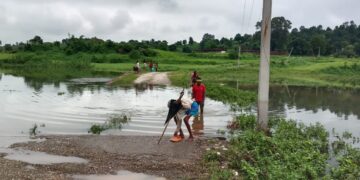 रिहंद का पानी भरने से स्कूल का रास्ता बंद, सौ छात्रों की पढ़ाई ठप।