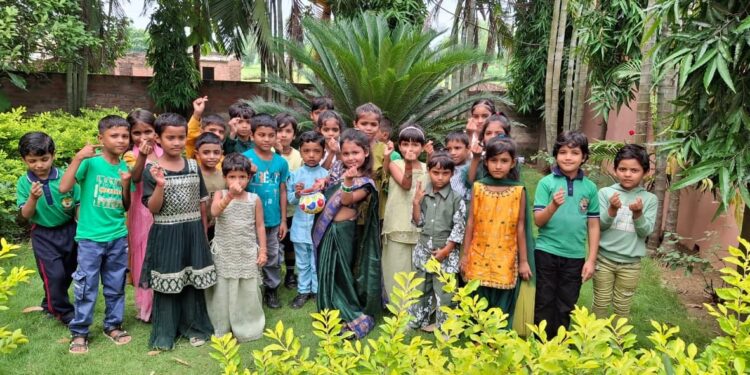 दी आर्यन्स एकेडमी में धूमधाम से मना सावन महोत्सव, बच्चों ने बिखेरे सांस्कृतिक रंग ।