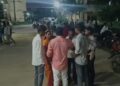सोनभद्र में सड़क हादसा: अज्ञात वाहन की टक्कर से बाइक सवार की मौत, पत्नी गंभीर।