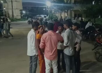 सोनभद्र में सड़क हादसा: अज्ञात वाहन की टक्कर से बाइक सवार की मौत, पत्नी गंभीर।