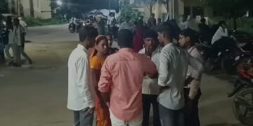 सोनभद्र में सड़क हादसा: अज्ञात वाहन की टक्कर से बाइक सवार की मौत, पत्नी गंभीर।