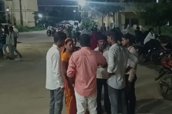 सोनभद्र में सड़क हादसा: अज्ञात वाहन की टक्कर से बाइक सवार की मौत, पत्नी गंभीर।