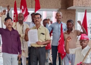 उत्तर प्रदेश में पुलिस द्वारा वामपंथी कार्यकर्ताओं की व्यक्तिगत निगरानी के विरोध में वामदलों का प्रदर्शन।