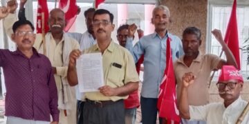 उत्तर प्रदेश में पुलिस द्वारा वामपंथी कार्यकर्ताओं की व्यक्तिगत निगरानी के विरोध में वामदलों का प्रदर्शन।