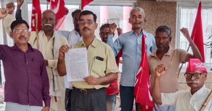 उत्तर प्रदेश में पुलिस द्वारा वामपंथी कार्यकर्ताओं की व्यक्तिगत निगरानी के विरोध में वामदलों का प्रदर्शन।