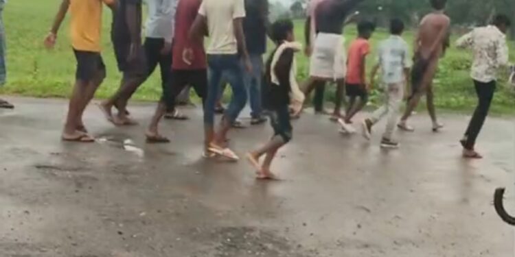 थाना बभनी पुलिस ने मारपीट एवं अमानवीय कृत्य कर वीडियो बनाने के मामले में 02 अभियुक्त को किया  गिरफ्तार।