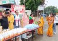 बारिश भी नहीं डिगा सकी शिवभक्तों का उत्साह, राधानंद गिरी ने श्रद्धालुओं को पिलाया शरबत-कोल्ड ड्रिंक।