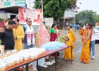 बारिश भी नहीं डिगा सकी शिवभक्तों का उत्साह, राधानंद गिरी ने श्रद्धालुओं को पिलाया शरबत-कोल्ड ड्रिंक।