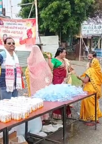 बारिश भी नहीं डिगा सकी शिवभक्तों का उत्साह, राधानंद गिरी ने श्रद्धालुओं को पिलाया शरबत-कोल्ड ड्रिंक।